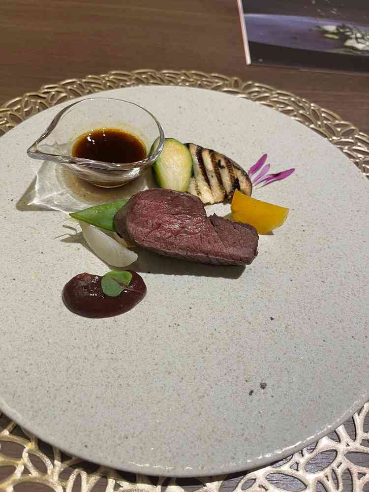 試食で出たメイン料理。ソースはとても美味しいが肉質が少し硬かったように感じた。