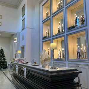 入口、通路。白が基調になっており装飾を追加しなくても映える印象。