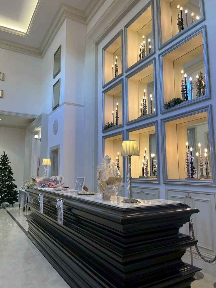 入口、通路。白が基調になっており装飾を追加しなくても映える印象。