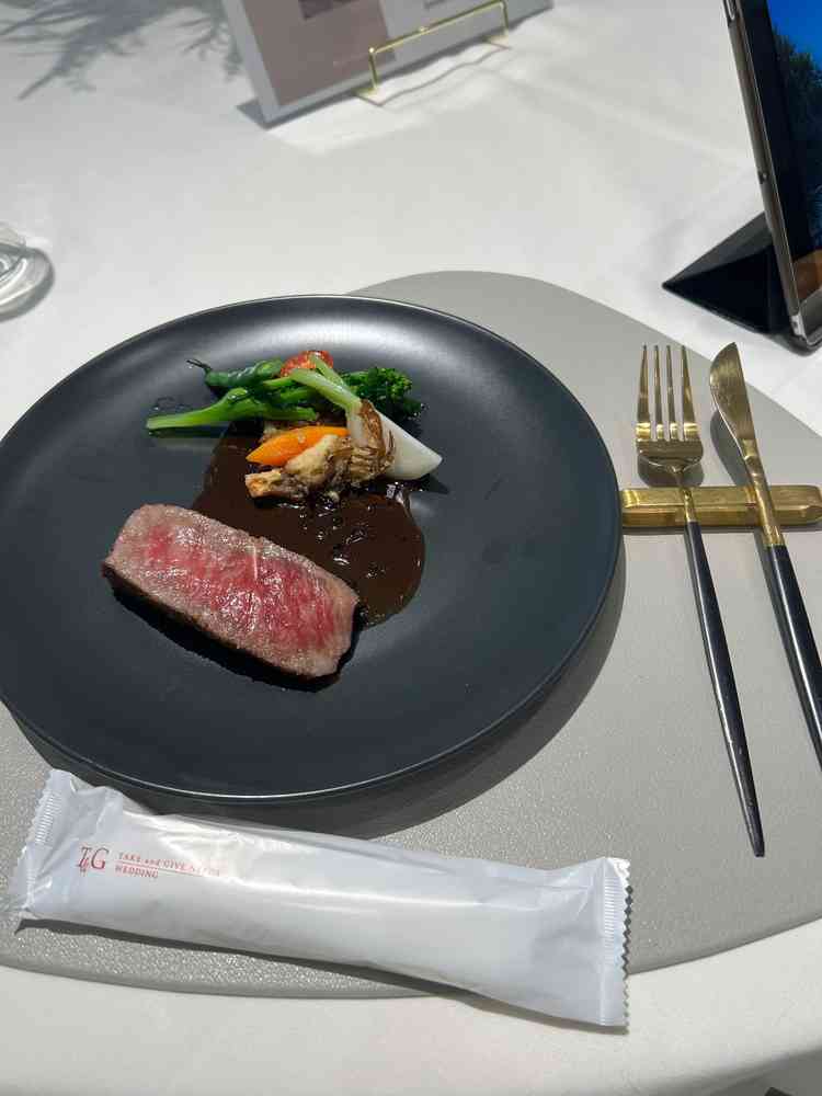 試食。実際のコースで使用するお肉をいただきました。パンとの相性抜群です。