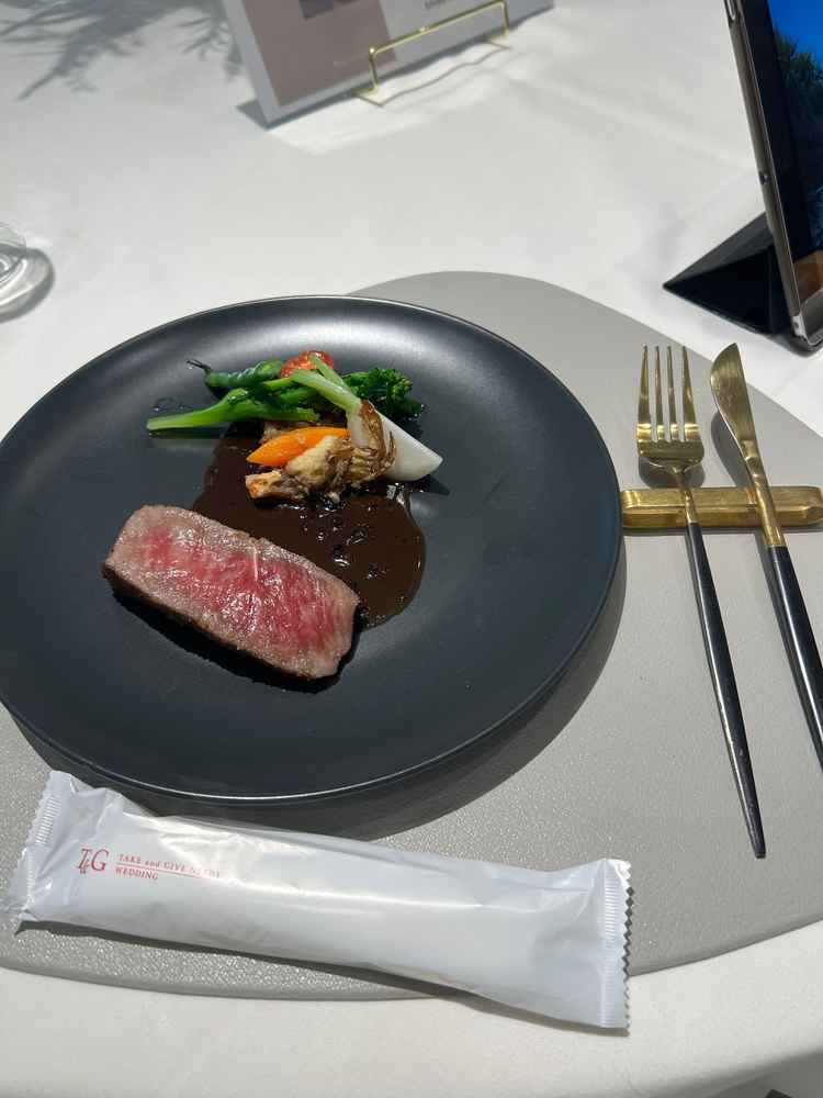 試食。実際のコースで使用するお肉をいただきました。パンとの相性抜群です。