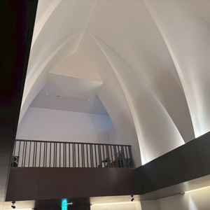 式場です。天井が高く、開放感がありました。音楽が降り注ぎ、幻想的な式になることを想像できました。