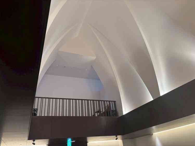 式場です。天井が高く、開放感がありました。音楽が降り注ぎ、幻想的な式になることを想像できました。