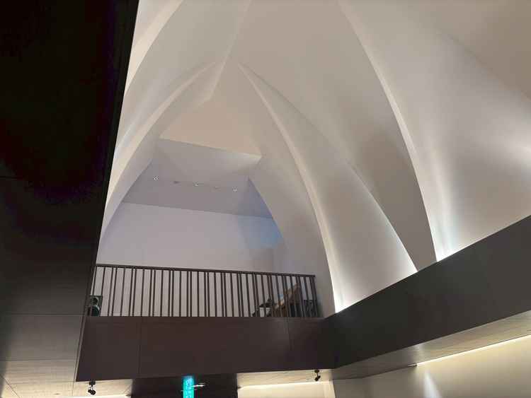 式場です。天井が高く、開放感がありました。音楽が降り注ぎ、幻想的な式になることを想像できました。