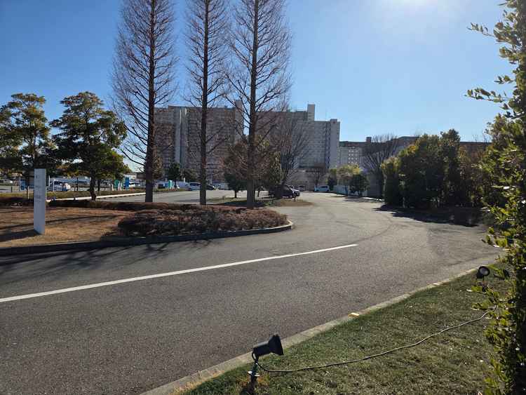 駐車場は広くて電車の駅から徒歩圏内にある立地のよさです。