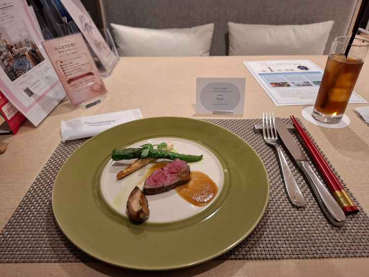 試食の食器です。箸がつくのが特徴的です