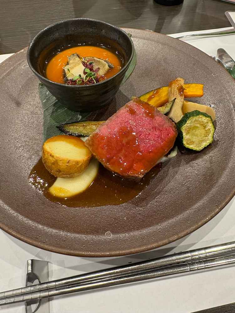 お肉と茶碗蒸し。どちらも、ウニのソースがかかっており大変美味しかったです。