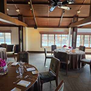 披露宴会場です。八坂の塔がくっきりみえて本当に雰囲気よいです！窓も多くて自然光も入ります。す