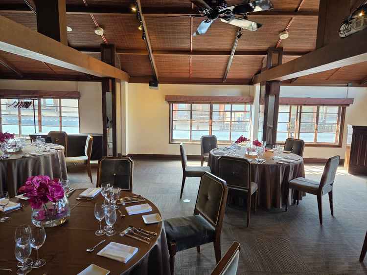 披露宴会場です。八坂の塔がくっきりみえて本当に雰囲気よいです！窓も多くて自然光も入ります。す