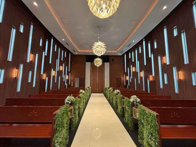 チャペル前からの写真。想像以上に天井が高く座席数も多く広かったです。温かみを感じるチャペルでした。