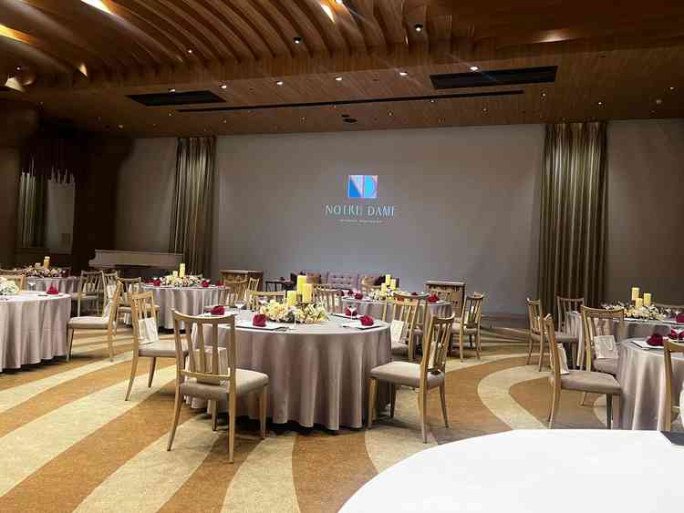 披露宴会場のプロジェクター　実際のイメージ映像を流してもらい確認した。