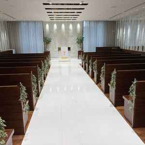 挙式会場の写真です。大理石がキラキラで綺麗でした。フラワーシャワーもここで可能です。