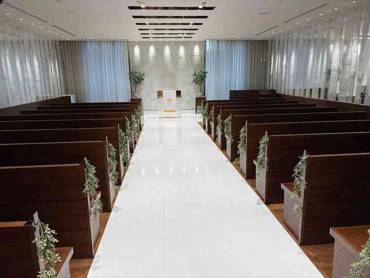 挙式会場の写真です。大理石がキラキラで綺麗でした。フラワーシャワーもここで可能です。