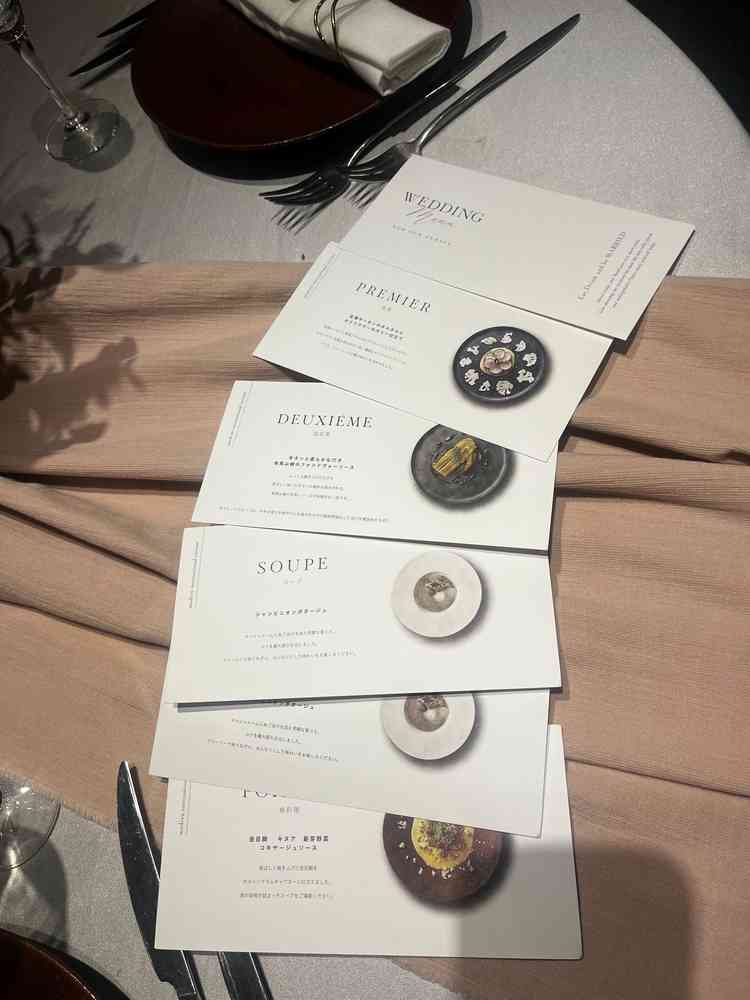 各テーブルに置いてあるメニュー。レストランウェディングならではのこだわりを感じた。