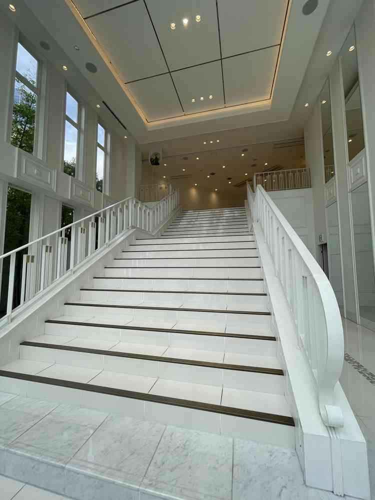 フラワーシャワーやブーケトス、集合写真が屋内でできる（天候に左右されない）階段。