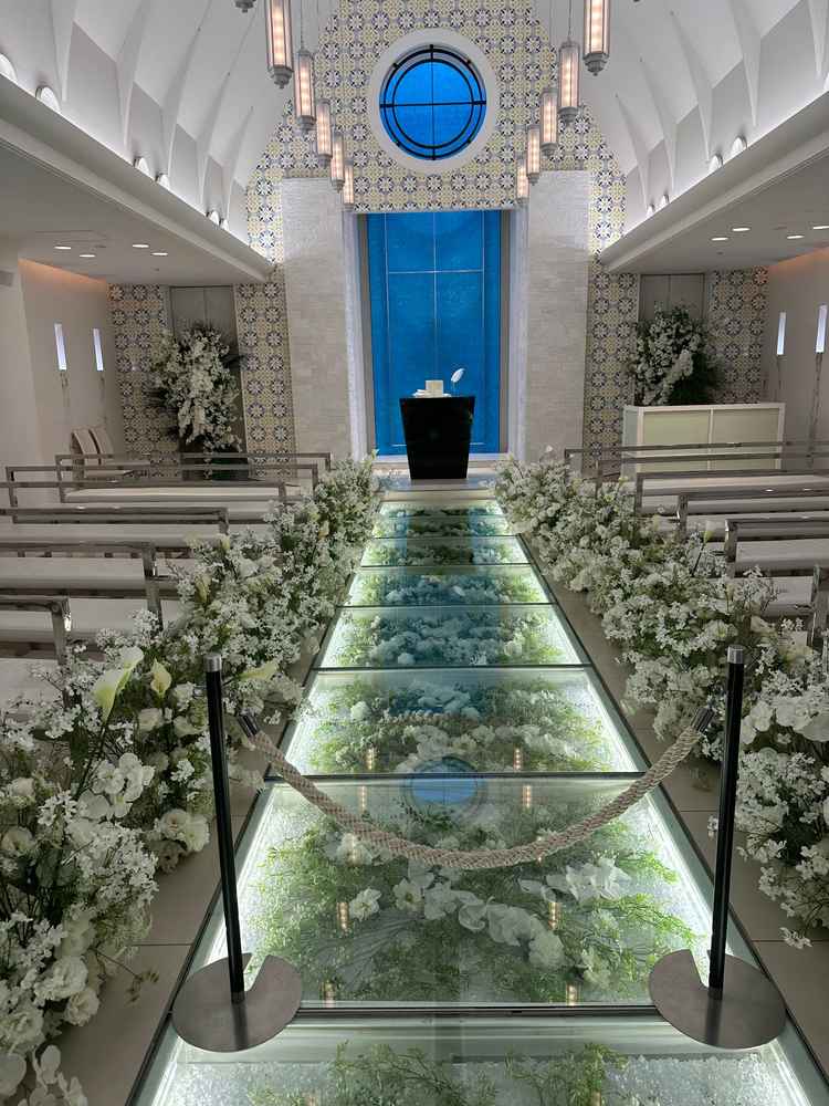 ガラス張りの中にお花が敷き詰められていてとても綺麗だった。チャペルは天井も高く綺麗だった。