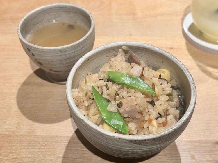 披露宴でも提供される釜飯。和の食材や調味料で作られていてシェフのこだわりを感じる逸品。