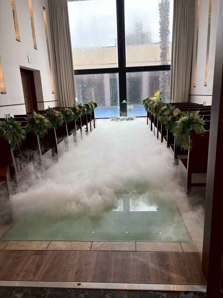 開放的なチャペル。煙の演出は幻想的だった