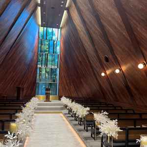 木の香りが広がる温かみのあるチャペルです。バージンロードにはキャンドルを飾ることもできます。