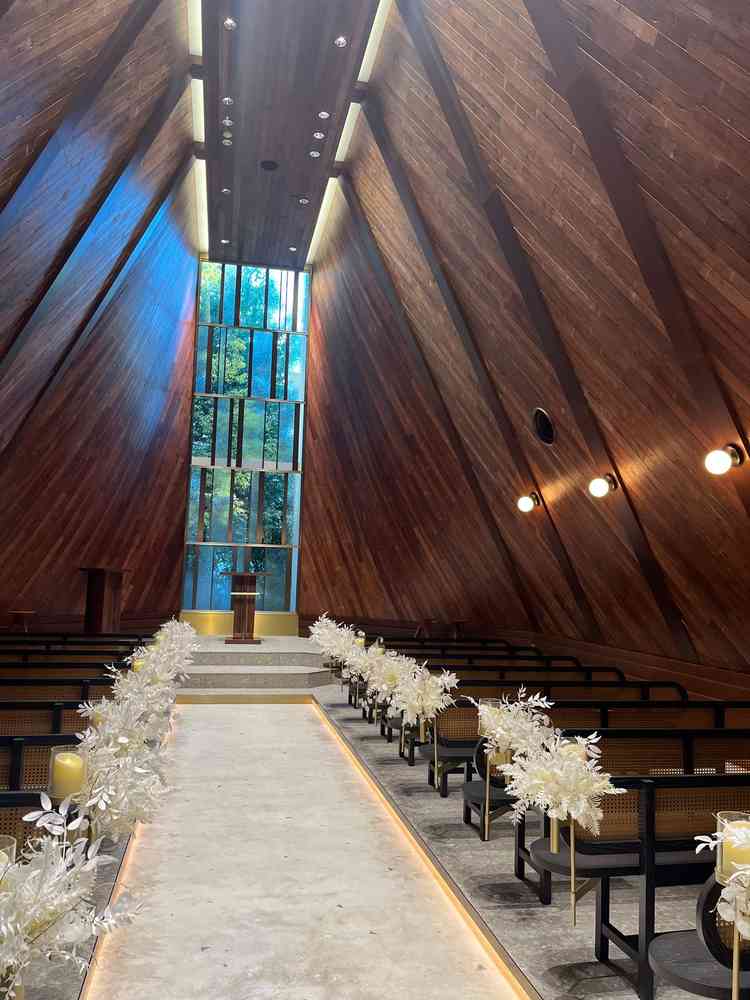 木の香りが広がる温かみのあるチャペルです。バージンロードにはキャンドルを飾ることもできます。