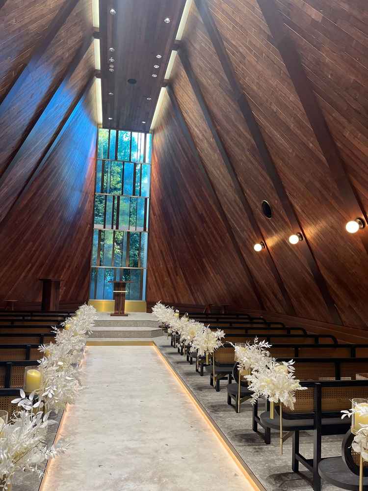 木の香りが広がる温かみのあるチャペルです。バージンロードにはキャンドルを飾ることもできます。