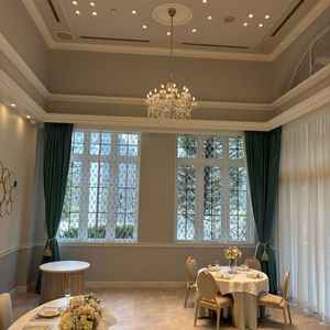 披露宴会場、少人数で行うのにはちょうどよいサイズ感、天井が高く広く感じる