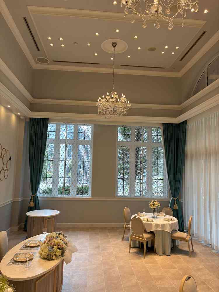 披露宴会場、少人数で行うのにはちょうどよいサイズ感、天井が高く広く感じる