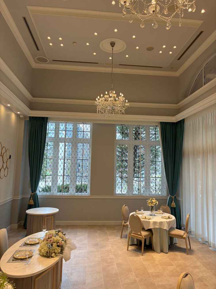 披露宴会場、少人数で行うのにはちょうどよいサイズ感、天井が高く広く感じる