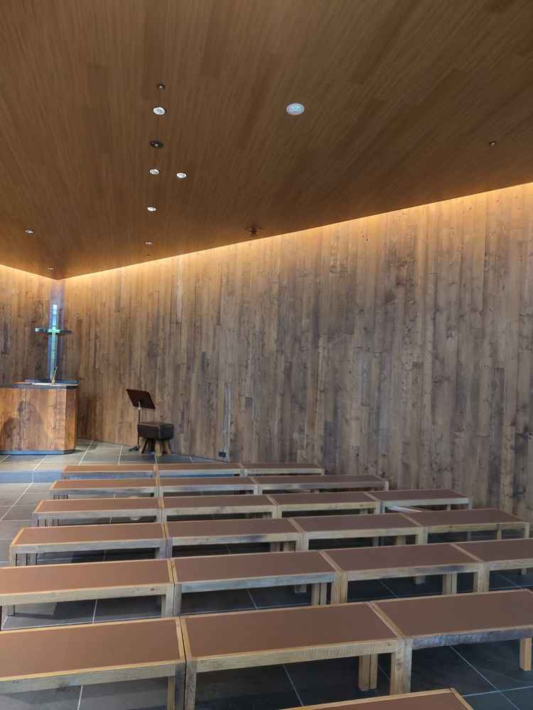 挙式会場の座席。広々としていて100人程度は入る想定。木目調がおしゃれ。