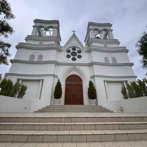 駅からでも一目で分かる独立のチャペル。