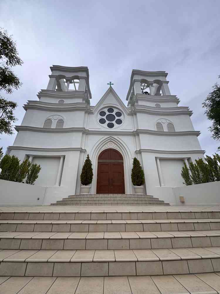 駅からでも一目で分かる独立のチャペル。