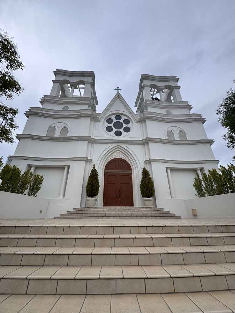 駅からでも一目で分かる独立のチャペル。