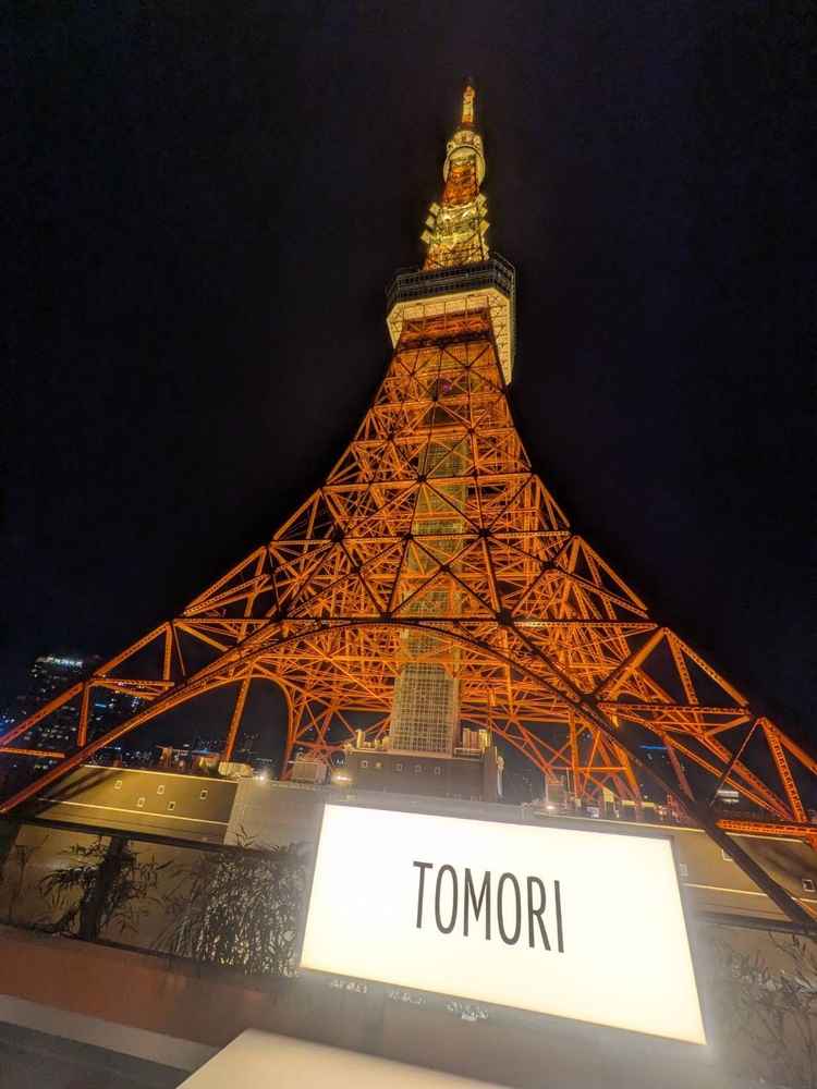 ルーフトップバーは東京タワーが映える景色で、写真にも記憶にも残る空間でした。
