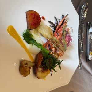 オマールエビは香りも味わいも豊かで、ひと口で満足感を得られる美味しさでした。