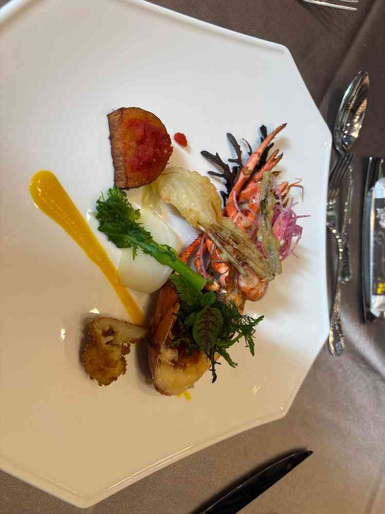 オマールエビは香りも味わいも豊かで、ひと口で満足感を得られる美味しさでした。