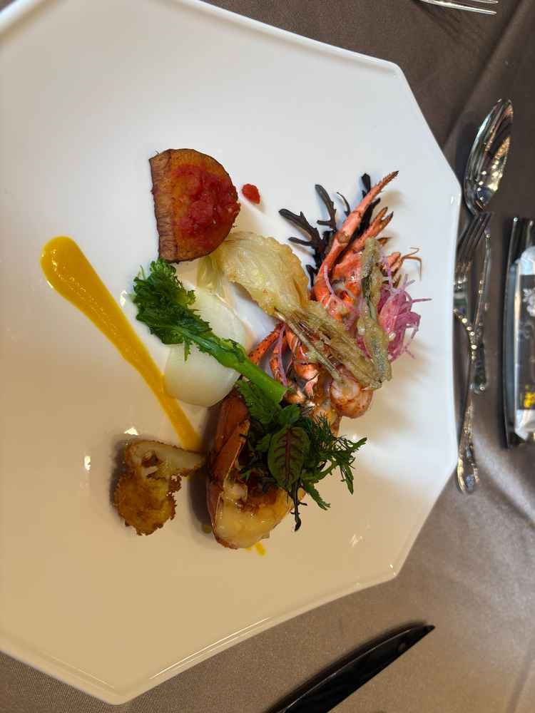 オマールエビは香りも味わいも豊かで、ひと口で満足感を得られる美味しさでした。