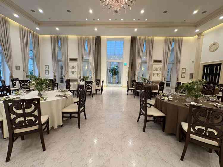 披露宴会場。白が基調で広々としていてよかった。