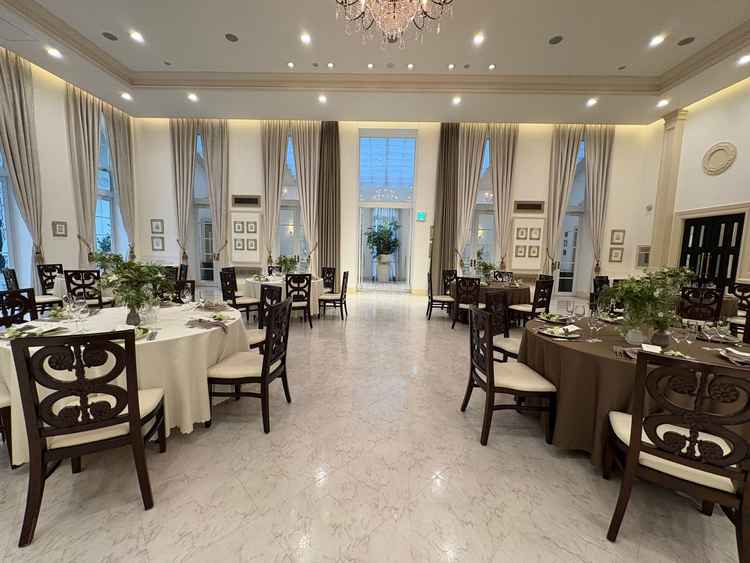 披露宴会場。白が基調で広々としていてよかった。