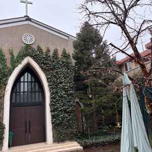 式場の外装と中庭です。都会の中の緑が溢れた空間が素敵でした。春ごろからもっと葉が増えるとのことです。