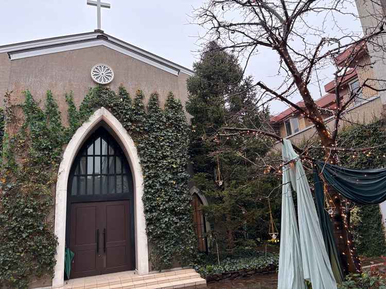 式場の外装と中庭です。都会の中の緑が溢れた空間が素敵でした。春ごろからもっと葉が増えるとのことです。