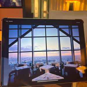 式の前後に写真を撮る時間が沢山あり、高層ビルを背景としたお写真も撮れるとのこと。