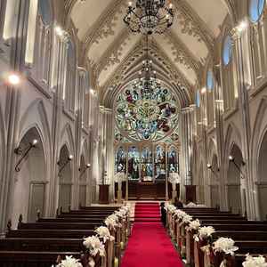 チャペル入ると大きなステンドグラスで、色も白メインでとても綺麗でした