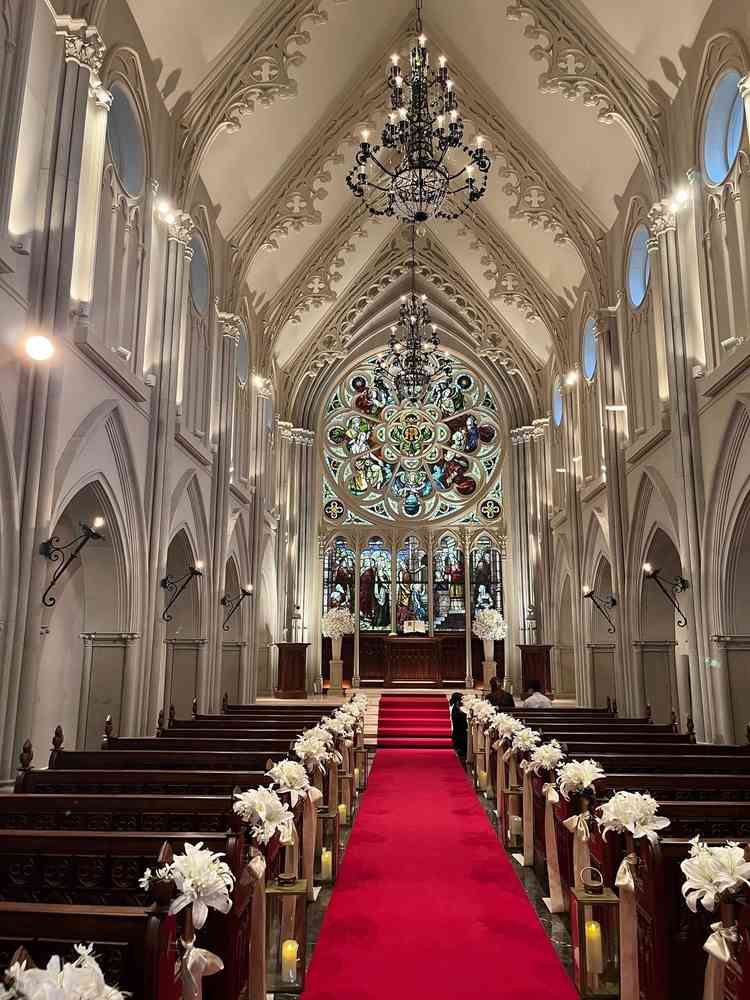 チャペル入ると大きなステンドグラスで、色も白メインでとても綺麗でした