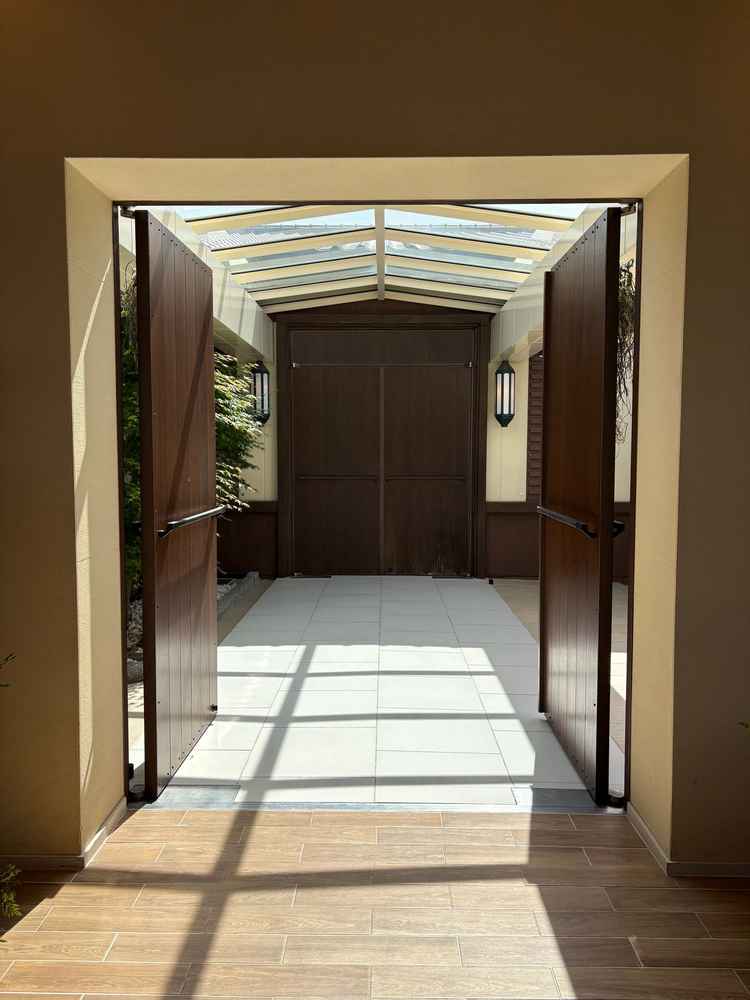 挙式会場への入口は二重扉になっており、こちらも日差しが入るので新婦の衣装映えがしそうだと思いました。