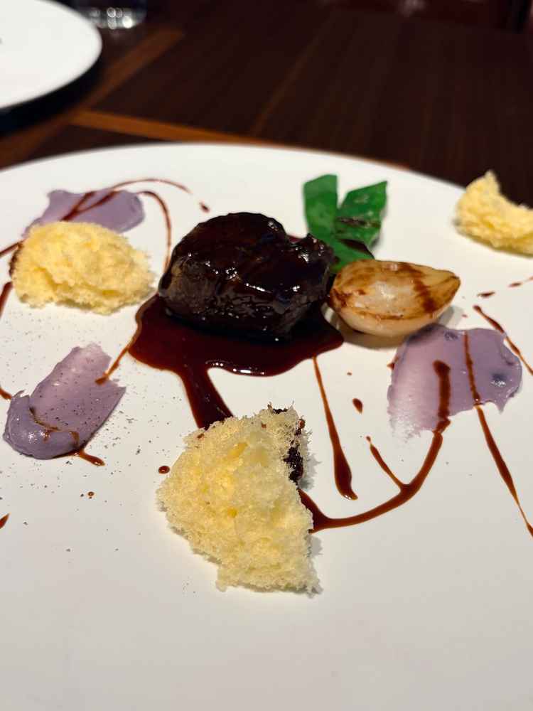 彩り豊かな盛り付けと上品な味わいで、ゲストへのおもてなしに相応しい料理でした。