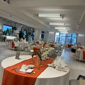 どんな雰囲気にも合いそうな色合いの会場