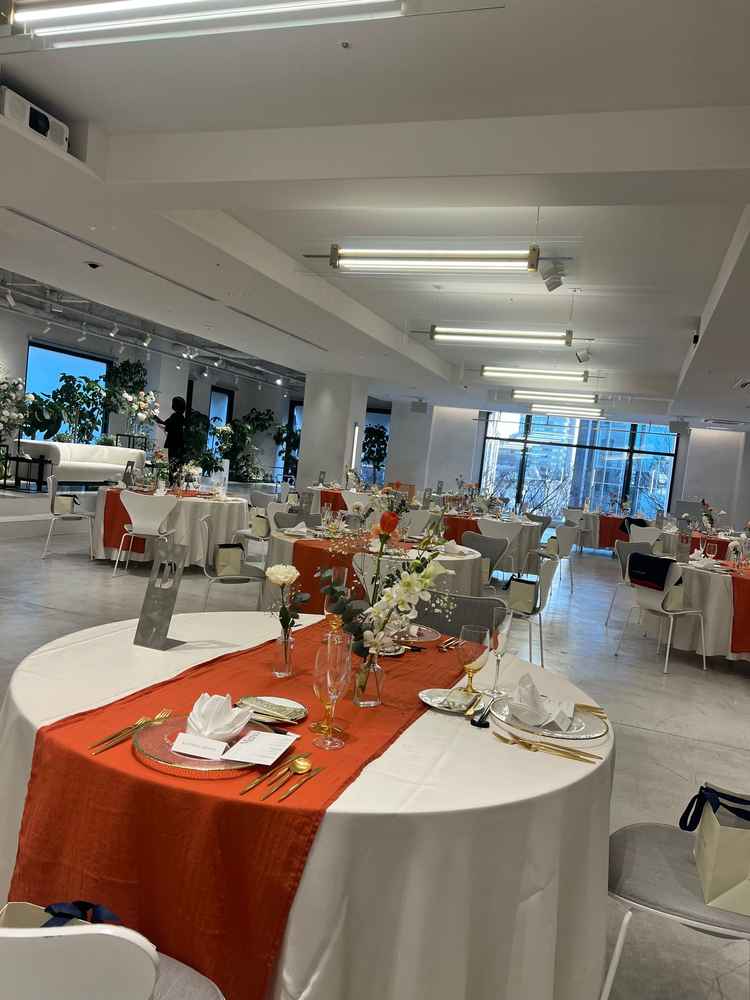 どんな雰囲気にも合いそうな色合いの会場