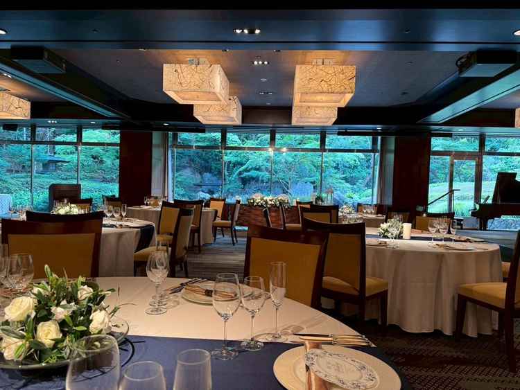 披露宴会場「マグノリア」の写真で、庭園側から最も離れた席からの眺めです。