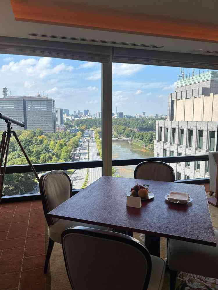 皇居前の大通りを一望できる新郎新婦用客室