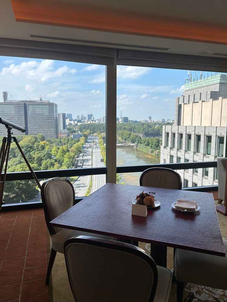 皇居前の大通りを一望できる新郎新婦用客室